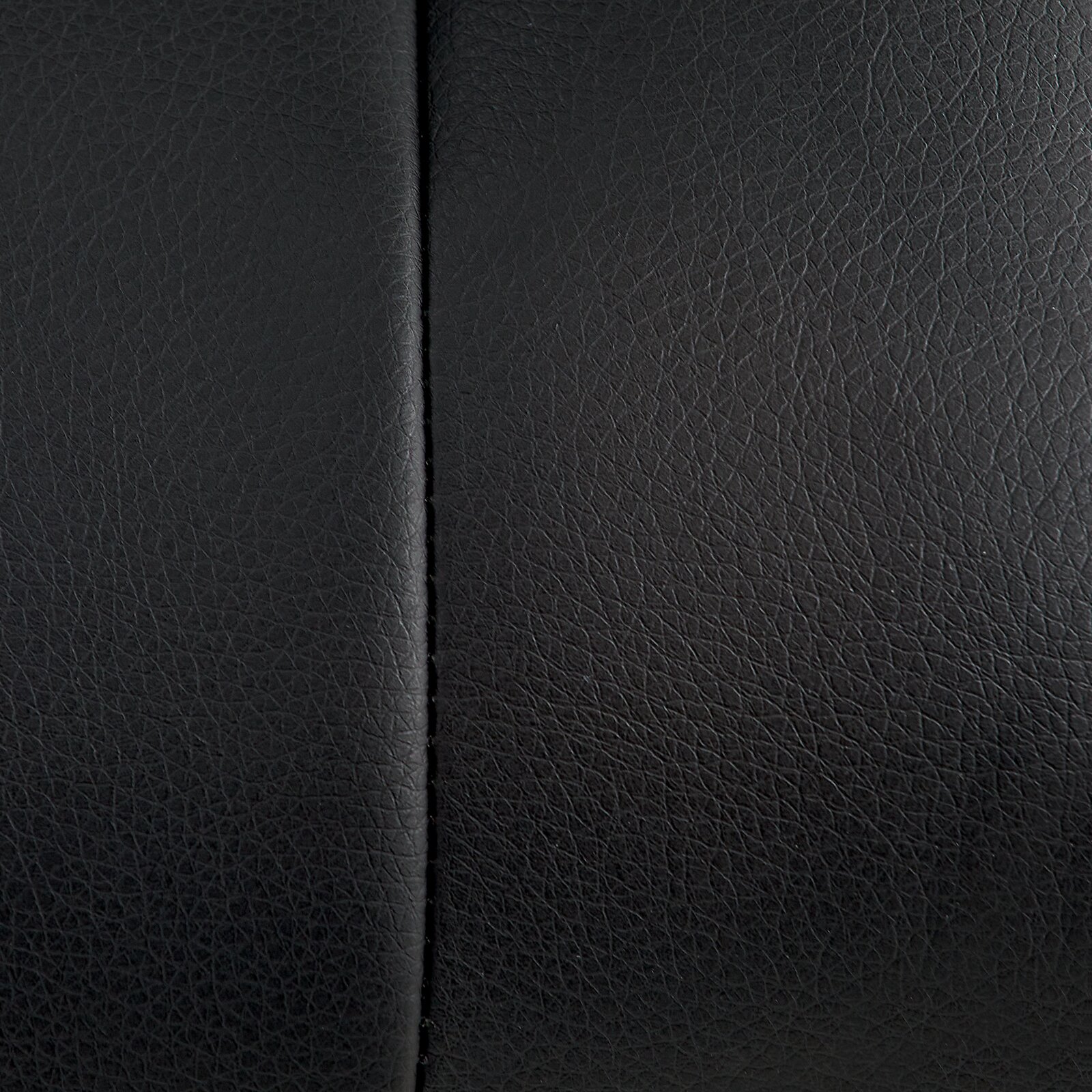 Nahaufnahme der schwarzen Lederoberfläche eines Gamingstuhls mit sichtbarer Naht in der Mitte
