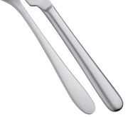 Nahaufnahme von zwei Edelstahl-Besteckteilen, Messer und Gabel, in seitlicher Perspektive.