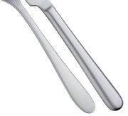 Nahaufnahme von zwei Edelstahl-Besteckteilen, Messer und Gabel, in seitlicher Perspektive.