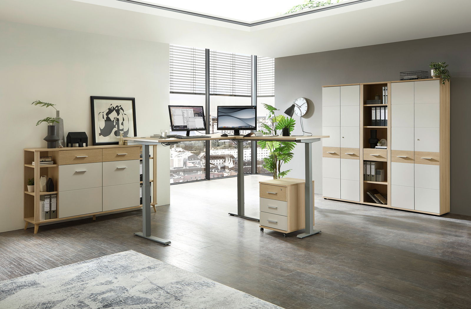 Stylife Aktenschrank-/Regalkombination BASEL OFFICE Moderne Büromöbel in einem hellen Raum mit einem höhenverstellbaren Schreibtisch, einem Rollcontainer und einem Aktenschrank-Regalkombination. Perspektive von vorne.