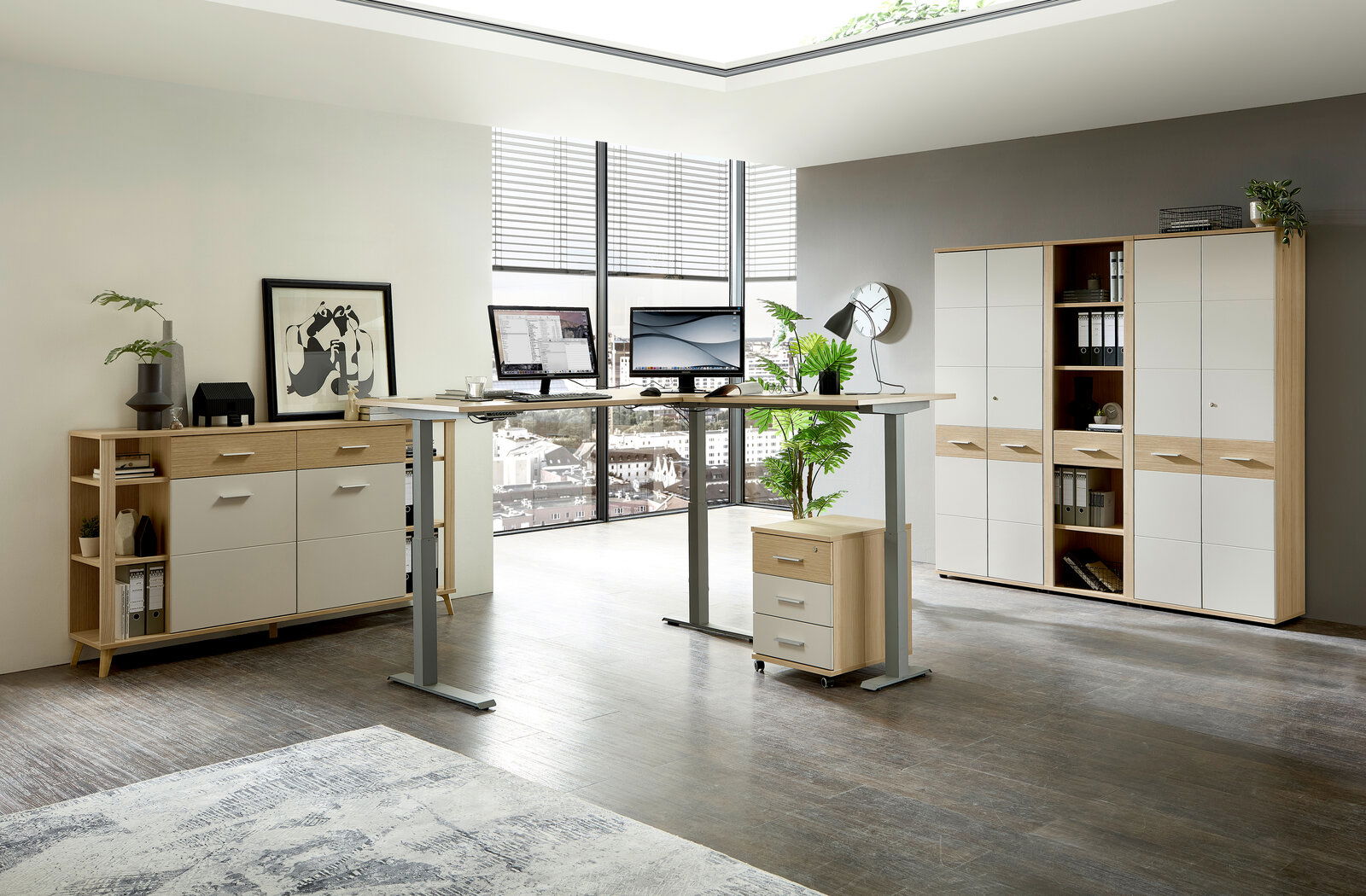 Stylife Aktenschrank-/Regalkombination BASEL OFFICE Moderne Büromöbel in einem hellen Raum mit einem höhenverstellbaren Schreibtisch, einem Rollcontainer und einem Aktenschrank-Regalkombination. Perspektive von vorne.
