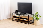 TV-Lowboard aus Holz und Metall mit Glasplatte, seitliche Perspektive, dekoriert mit Büchern und Pflanze