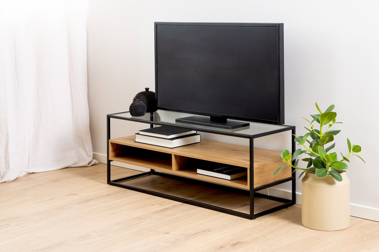 Livetastic TV-Lowboard RANDOLF TV-Lowboard aus Holz und Metall mit Glasplatte, seitliche Perspektive, dekoriert mit Büchern und Pflanze