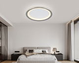 Moderne LED-Deckenleuchte in einem stilvollen Schlafzimmer, von unten betrachtet.