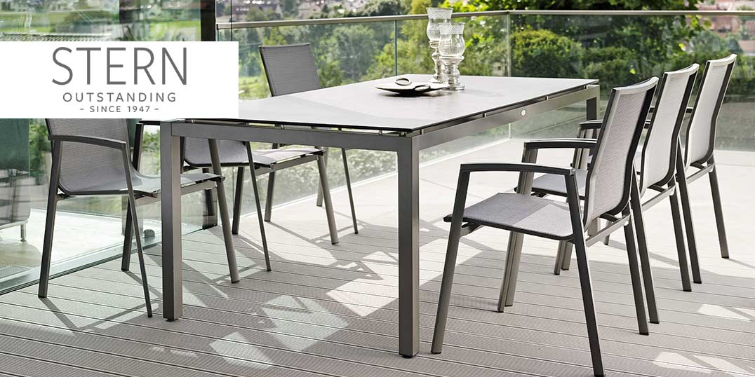 Gartenmöbel der Marke Stern auf einer Terrasse, großer Tisch und sechs Stühle