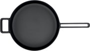 Schwarze Sautierpfanne 28cm aus der Vogelperspektive mit zwei Griffen