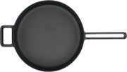 Schwarze Sautierpfanne 28cm aus der Vogelperspektive mit zwei Griffen