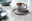 Kaffeeuntertasse Lave beige mit Tasse, seitliche Perspektive
