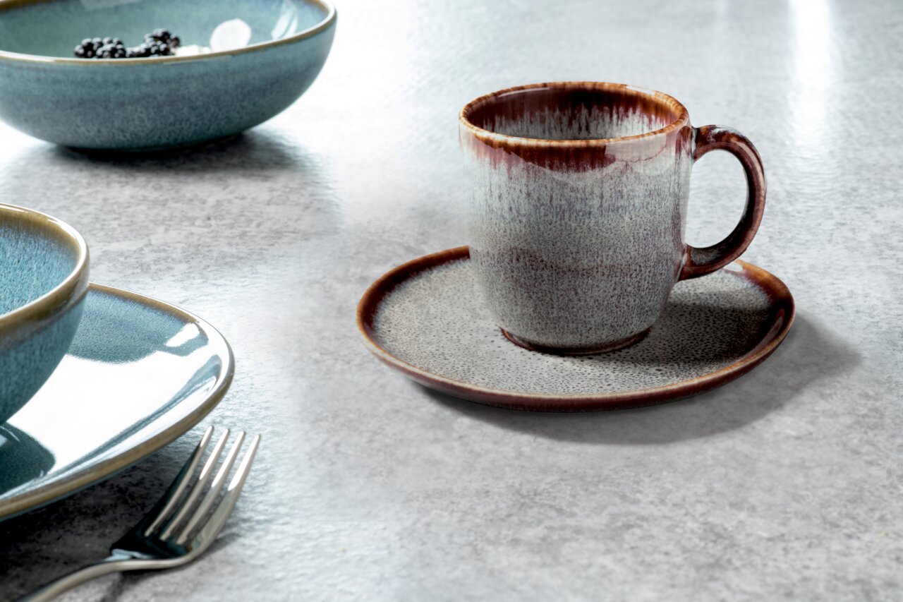 Like by Villeroy & Boch Untertasse LAVE BEIGE Kaffeeuntertasse Lave beige mit Tasse, seitliche Perspektive