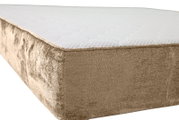 Close-up van een gestoffeerd bedframe in beige, zijaanzicht