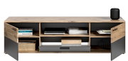 Frontale Ansicht eines modernen Lowboards mit Holzoptik, offenen Fächern und geschlossenen Türen, dekoriert mit Büchern, einem Lautsprecher und einem Korb.