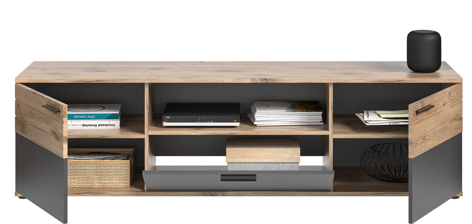 Frontale Ansicht eines modernen Lowboards mit Holzoptik, offenen Fächern und geschlossenen Türen, dekoriert mit Büchern, einem Lautsprecher und einem Korb.