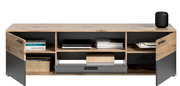 Frontale Ansicht eines modernen Lowboards mit Holzoptik, offenen Fächern und geschlossenen Türen, dekoriert mit Büchern, einem Lautsprecher und einem Korb.