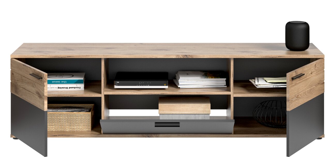 Frontale Ansicht eines modernen Lowboards mit Holzoptik, offenen Fächern und geschlossenen Türen, dekoriert mit Büchern, einem Lautsprecher und einem Korb.