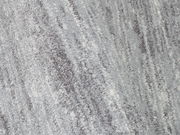 Nahaufnahme eines Uni-Teppichs in Grautönen mit weicher, flauschiger Textur.
