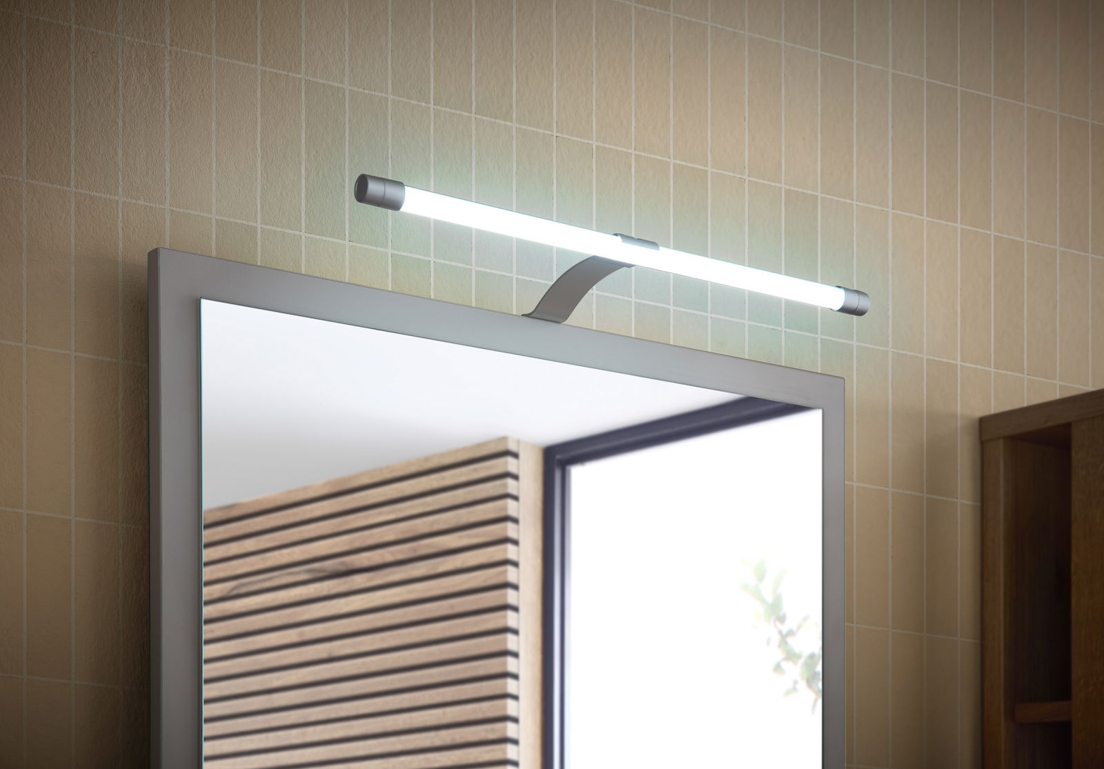 Moderne TwinLED-Aufsatzleuchte über einem Spiegel, seitliche Perspektive