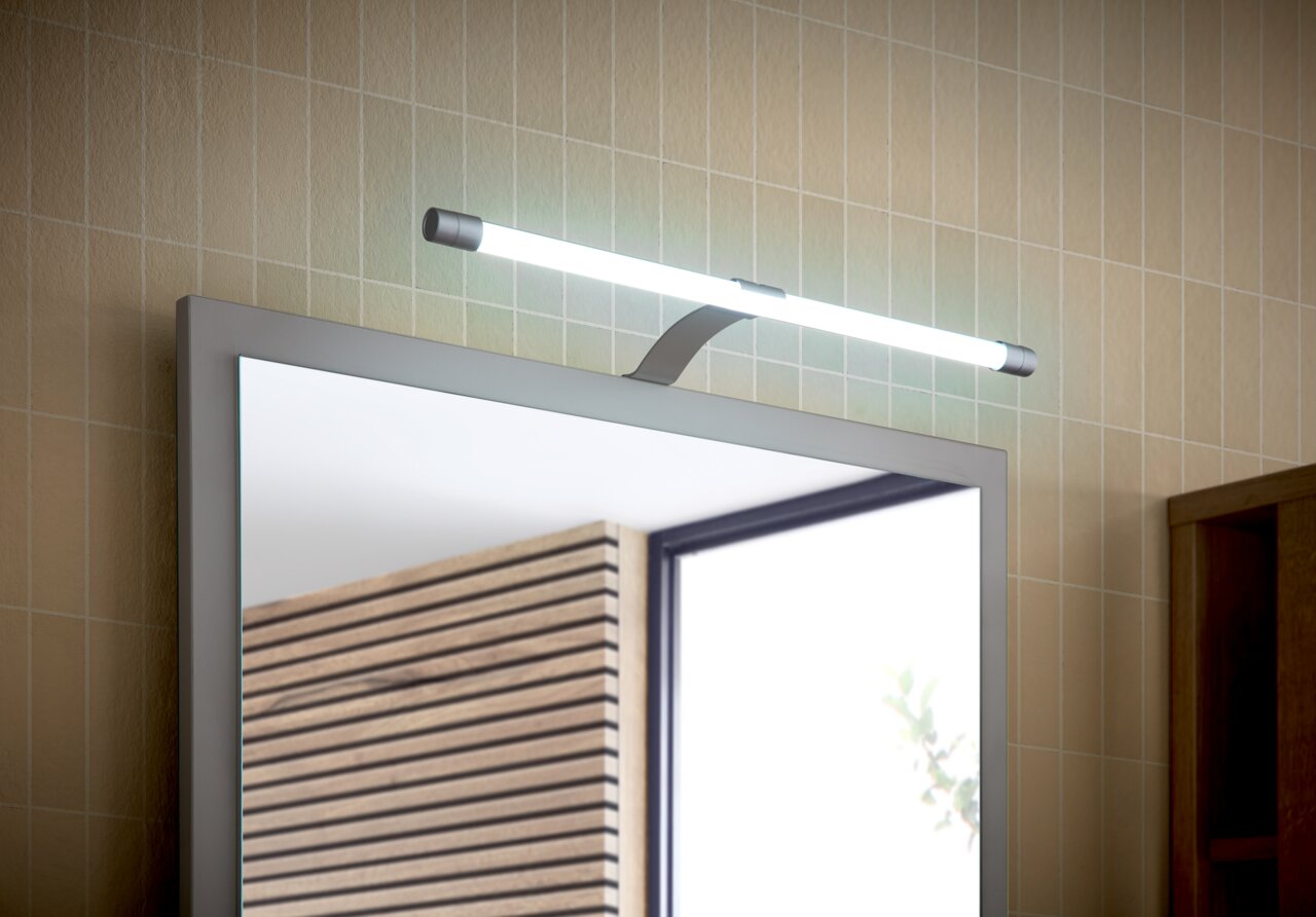 Moderne TwinLED-Aufsatzleuchte über einem Spiegel, seitliche Perspektive