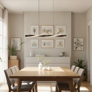 Moderne, gebogen LED-hanglamp in zwart met warmwit licht boven een lichte houten tafel in een stijlvolle eetkamer, gezien van voren.