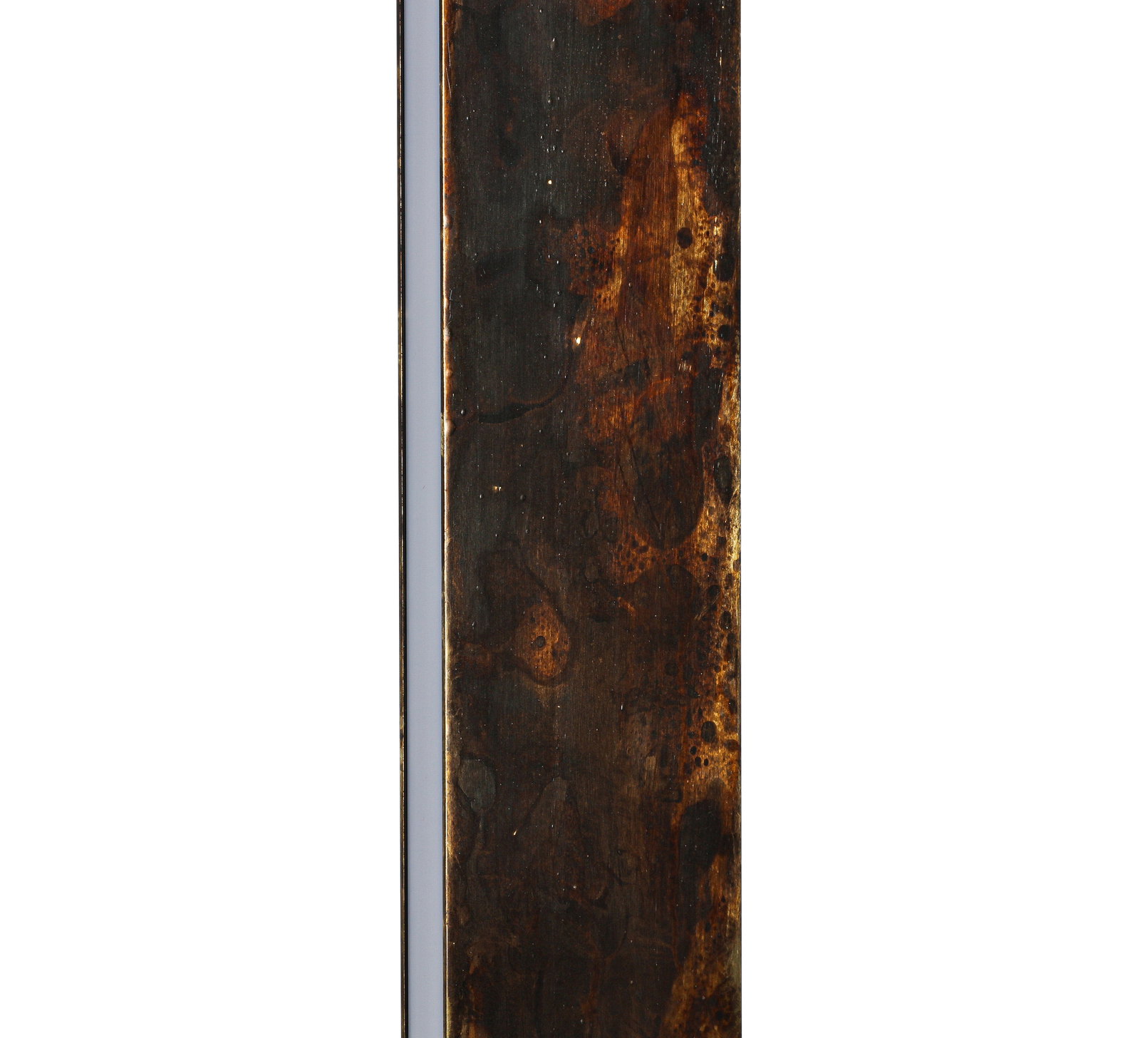 Nahaufnahme einer LED-Stehleuchte mit rostiger Metalloberfläche, seitliche Perspektive