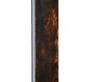 Nahaufnahme einer LED-Stehleuchte mit rostiger Metalloberfläche, seitliche Perspektive