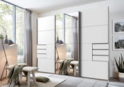 Moderner Schwebetürenschrank mit drei Türen, teilweise mit Spiegeln, in einem hellen Raum mit Blick auf ein großes Fenster.
