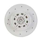 Deckenventilator von unten gesehen mit weißem Gehäuse und Lüftungsschlitzen.