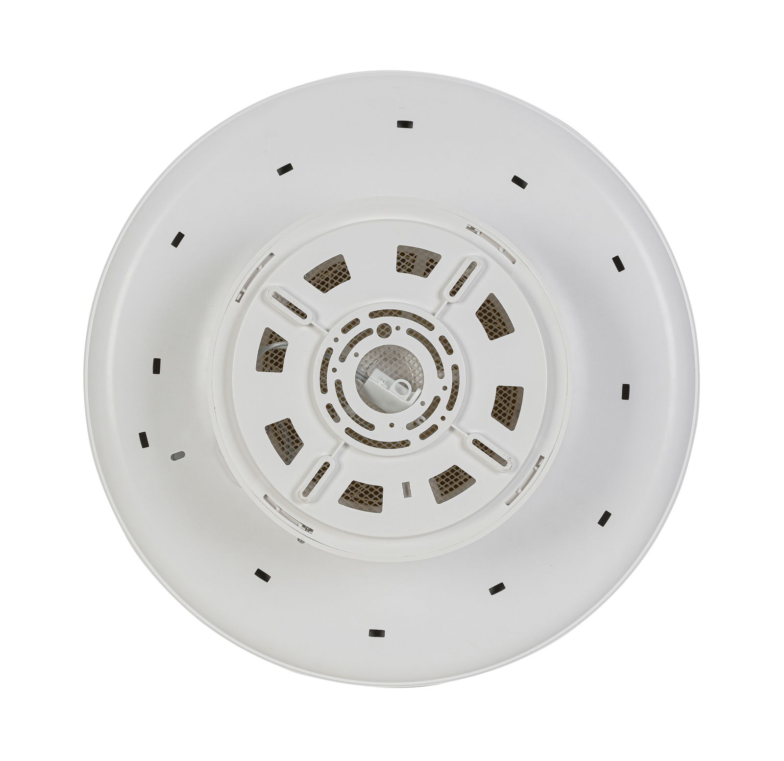 Deckenventilator von unten gesehen mit weißem Gehäuse und Lüftungsschlitzen.