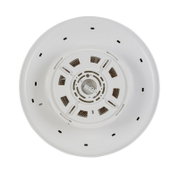 Deckenventilator von unten gesehen mit weißem Gehäuse und Lüftungsschlitzen.