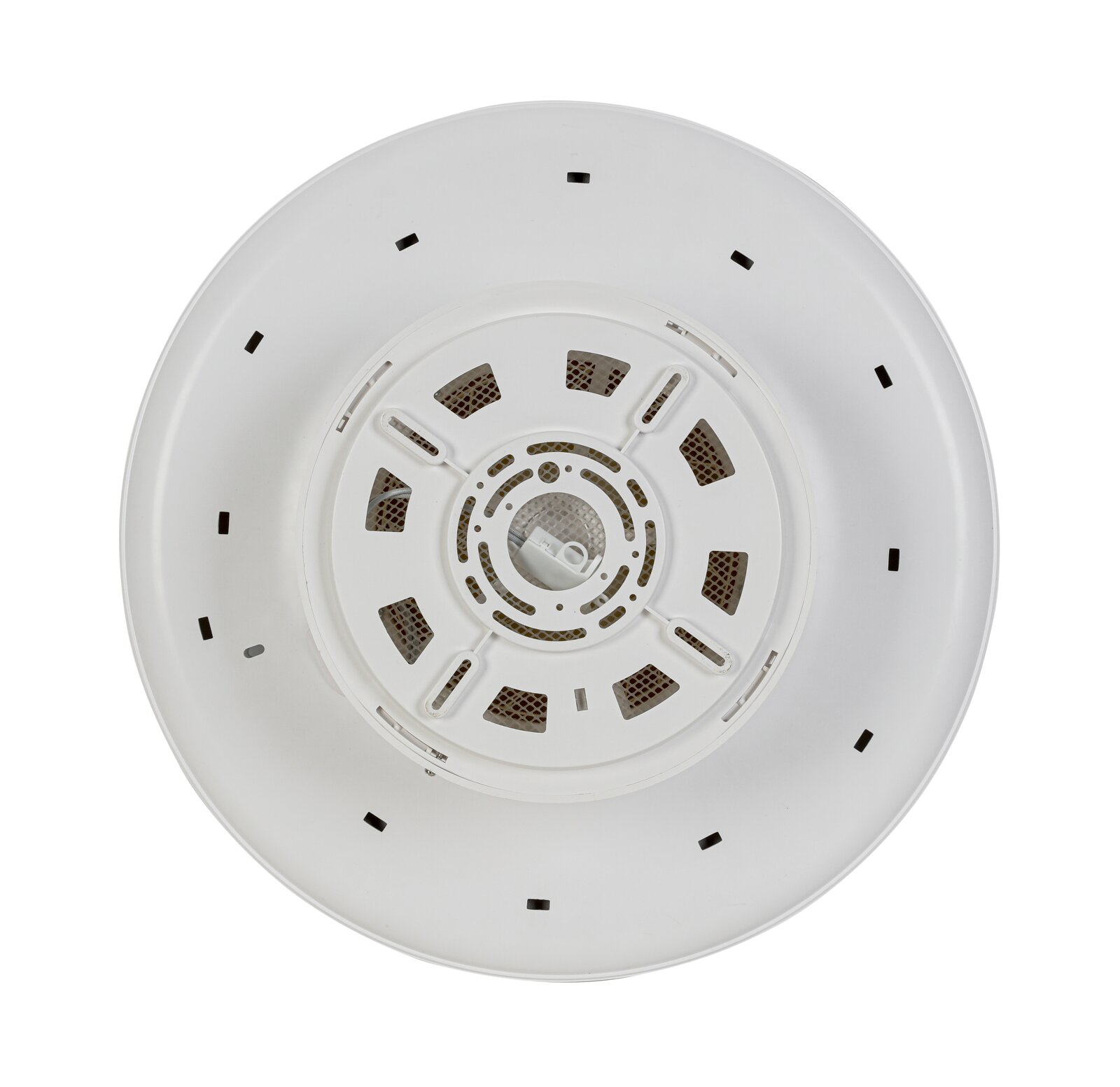 Plafondventilator gezien van onderaf, met een witte behuizing en ventilatiesleuven.