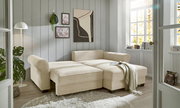 Beige Ecksofa in einem hellen Wohnzimmer mit großen Fenstern, dekoriert mit Pflanzen und moderner Kunst, aus der Perspektive von vorne links.