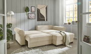 Beige Ecksofa in einem hellen Wohnzimmer mit großen Fenstern, dekoriert mit Pflanzen und moderner Kunst, aus der Perspektive von vorne links.