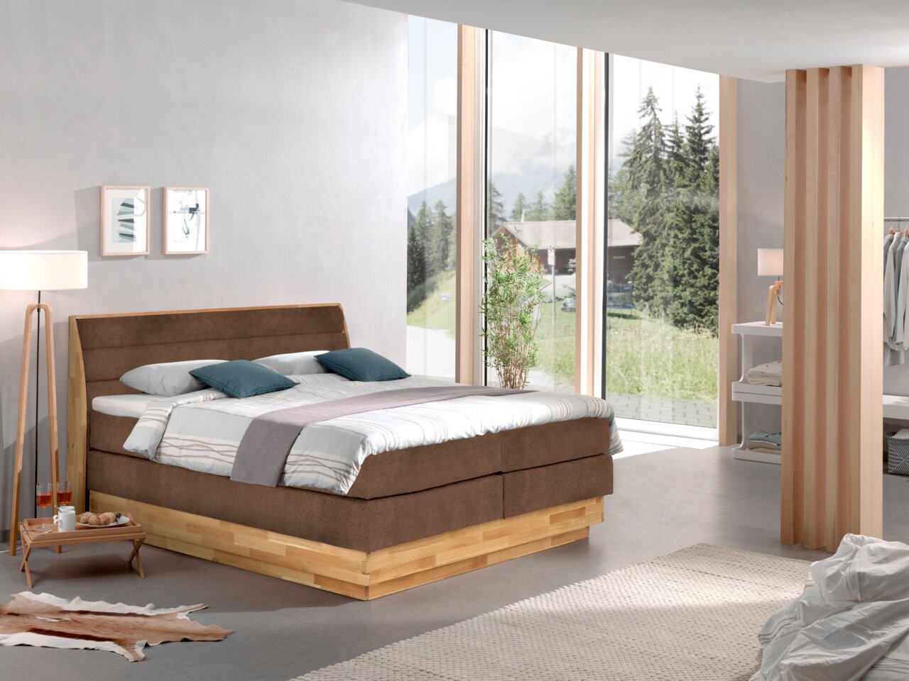 Z2 Boxspringbett MARISSA Modernes Boxspringbett in einem hellen Schlafzimmer mit großen Fenstern, seitliche Perspektive