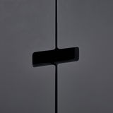 Nahaufnahme eines schwarzen Sideboards mit modernem, minimalistischem Design und einzigartigem Griffdetail.