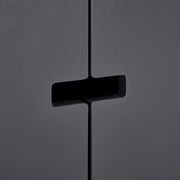 Nahaufnahme eines schwarzen Sideboards mit modernem, minimalistischem Design und einzigartigem Griffdetail.