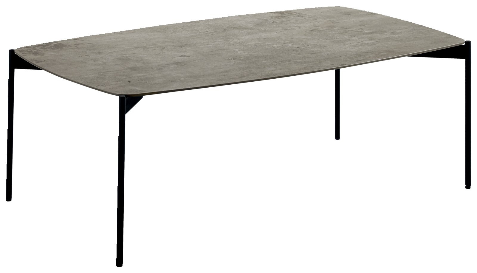 Moderner Couchtisch mit rechteckiger Betonplatte und schlanken schwarzen Metallbeinen, seitliche Perspektive.
