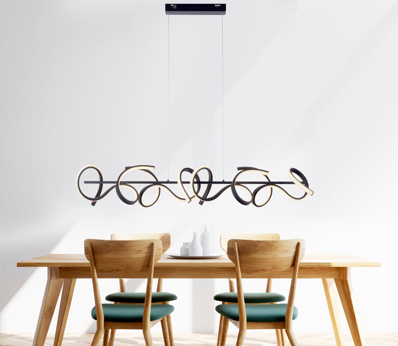 Moderne Pendelleuchte CURLS in geschwungenem Design über einem Esstisch, seitliche Perspektive.