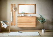 Moderner Hängeschuhschrank aus Holz in einem stilvoll eingerichteten Raum, frontal betrachtet, mit Spiegel, Pflanzen und Dekoration.