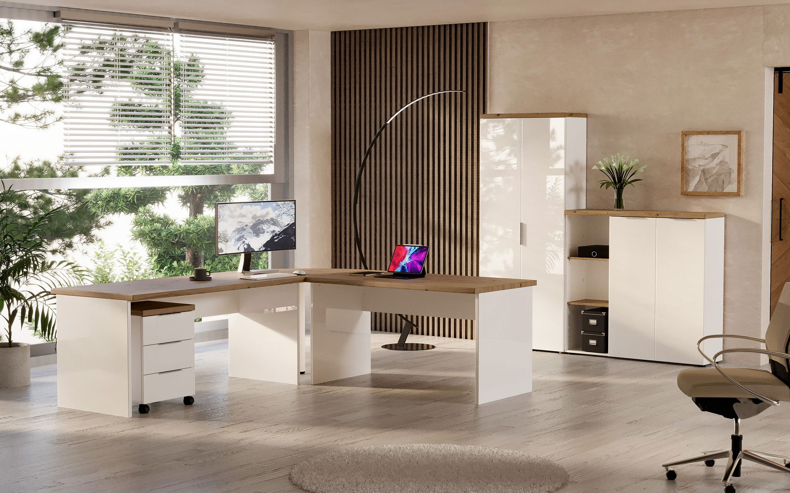 Moderner Eckschreibtisch in einem hellen Büro mit Blick auf einen Garten, ausgestattet mit einem Monitor und einem Laptop, seitliche Perspektive.
