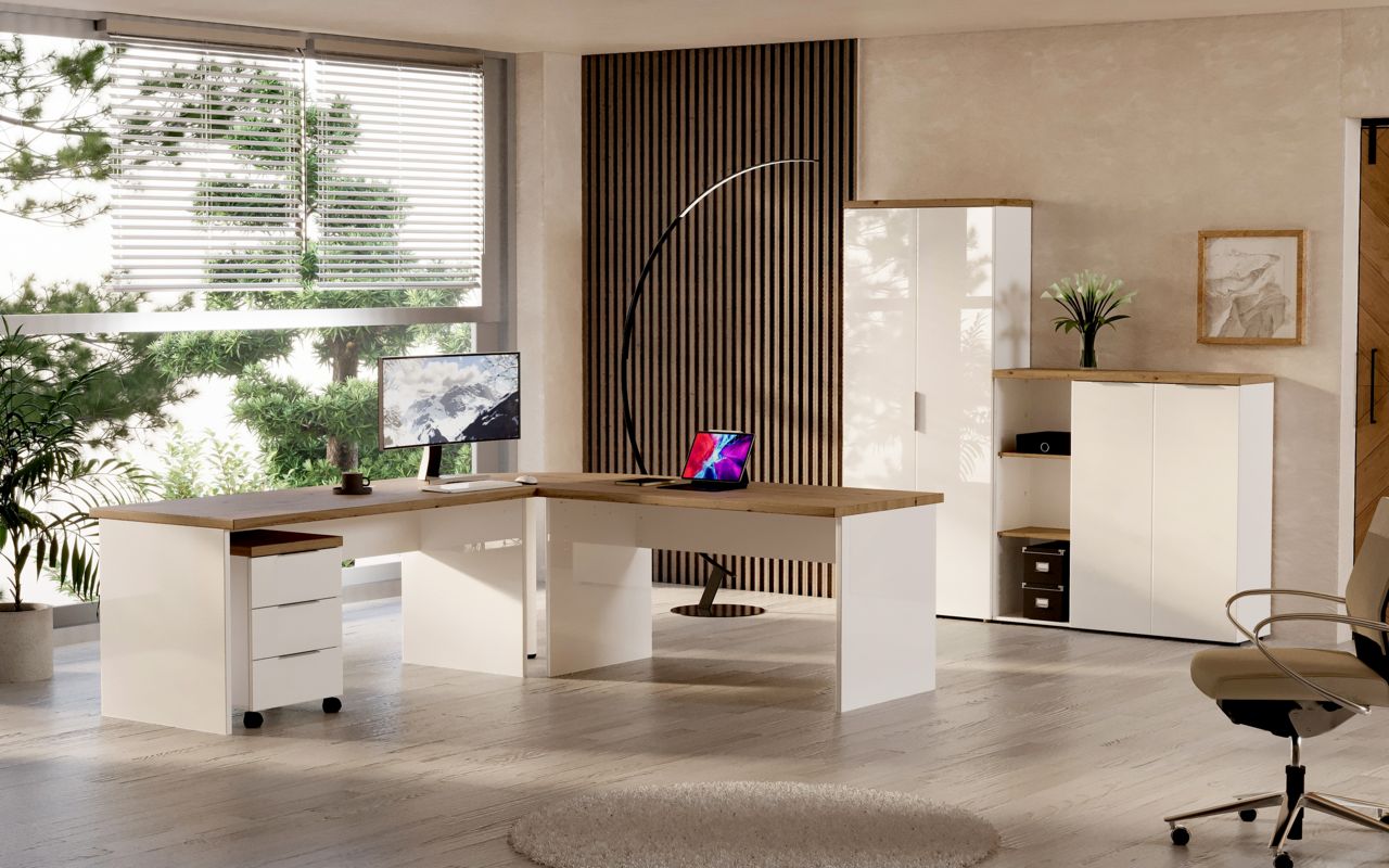 Moderner Eckschreibtisch in einem hellen Büro mit Blick auf einen Garten, ausgestattet mit einem Monitor und einem Laptop, seitliche Perspektive.