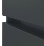 Nahaufnahme eines dunkelgrauen Unterschranks mit modernem, grifflosem Design, seitliche Perspektive