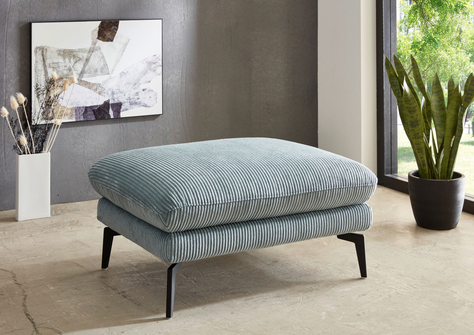 XL-Hocker in hellblauem Cordstoff mit schwarzen Metallbeinen, seitliche Perspektive