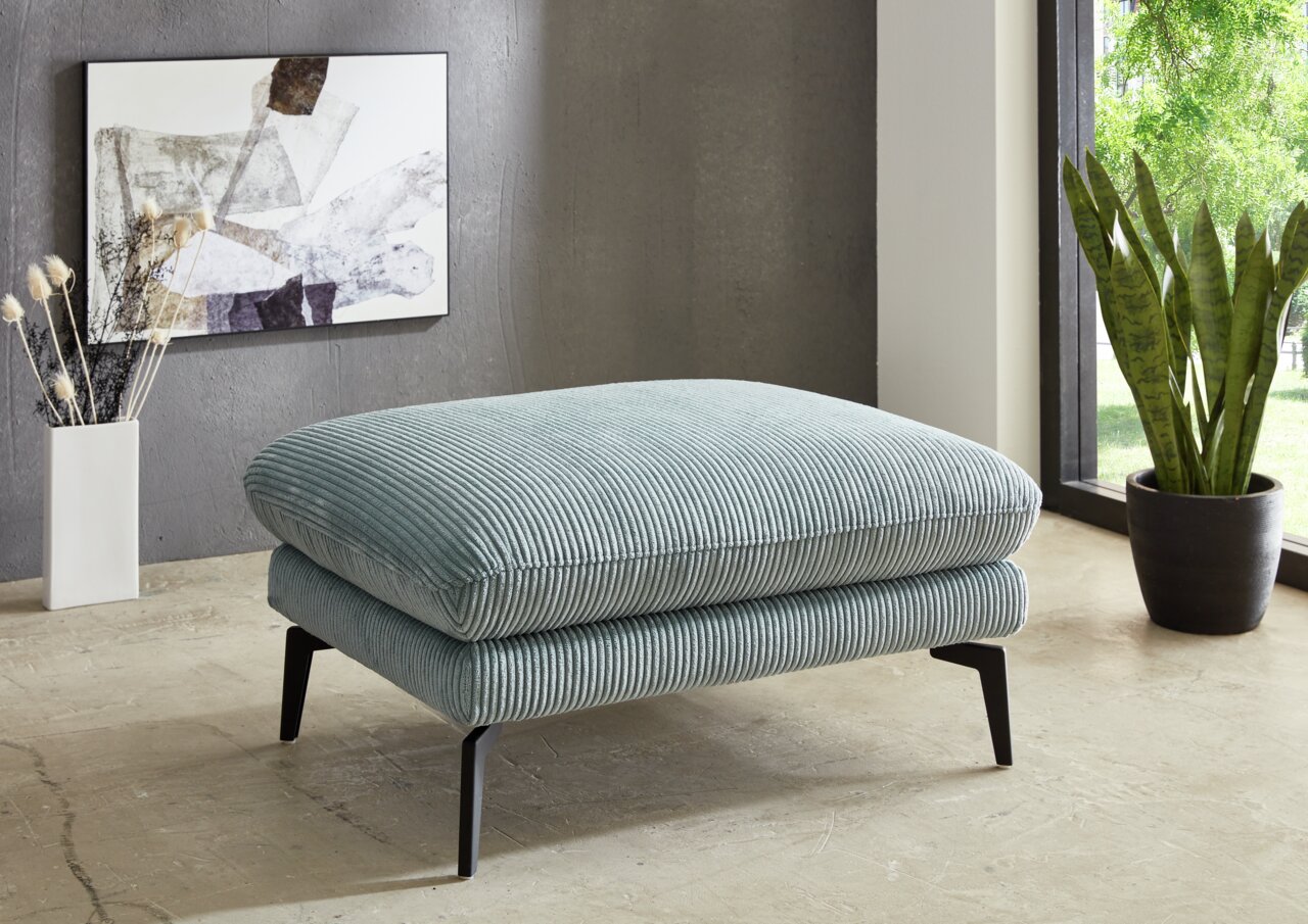 XL-Hocker in hellblauem Cordstoff mit schwarzen Metallbeinen, seitliche Perspektive