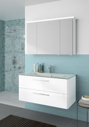 Moderner Badblock mit weißem Waschtisch und Spiegelschrank, seitliche Perspektive