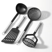 Küchenutensilien-Set bestehend aus einem Suppenschöpfer, einem Schaumlöffel, einem Pfannenwender und einem Kartoffelstampfer, aus schwarzem Nylon mit Edelstahlgriffen, aus der Vogelperspektive fotografiert.
