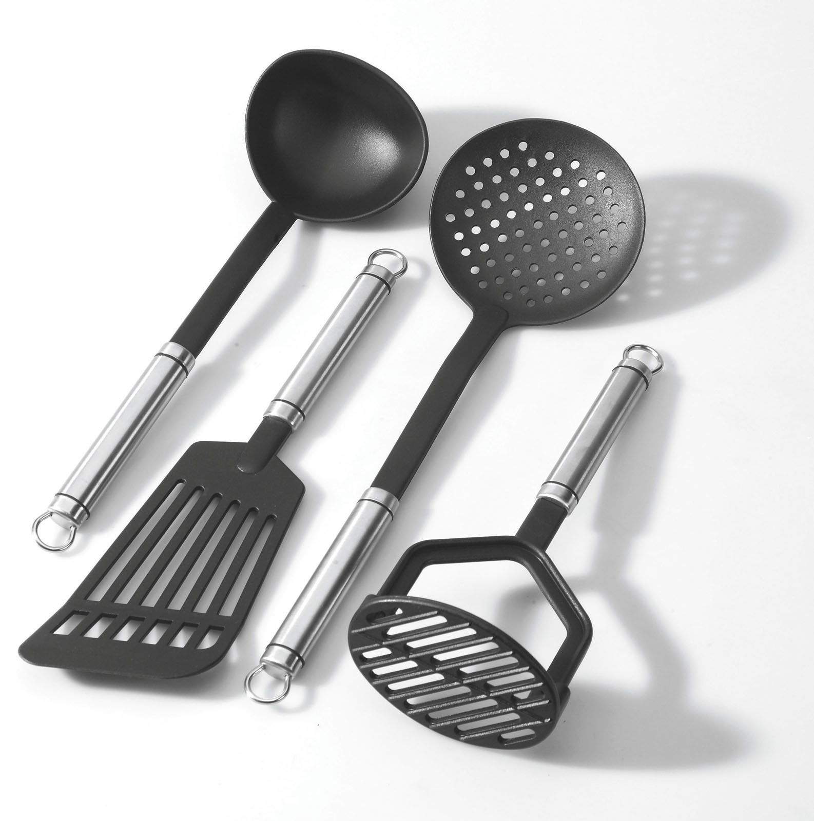 Küchenutensilien-Set bestehend aus einem Suppenschöpfer, einem Schaumlöffel, einem Pfannenwender und einem Kartoffelstampfer, aus schwarzem Nylon mit Edelstahlgriffen, aus der Vogelperspektive fotografiert.