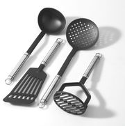 Küchenutensilien-Set bestehend aus einem Suppenschöpfer, einem Schaumlöffel, einem Pfannenwender und einem Kartoffelstampfer, aus schwarzem Nylon mit Edelstahlgriffen, aus der Vogelperspektive fotografiert.