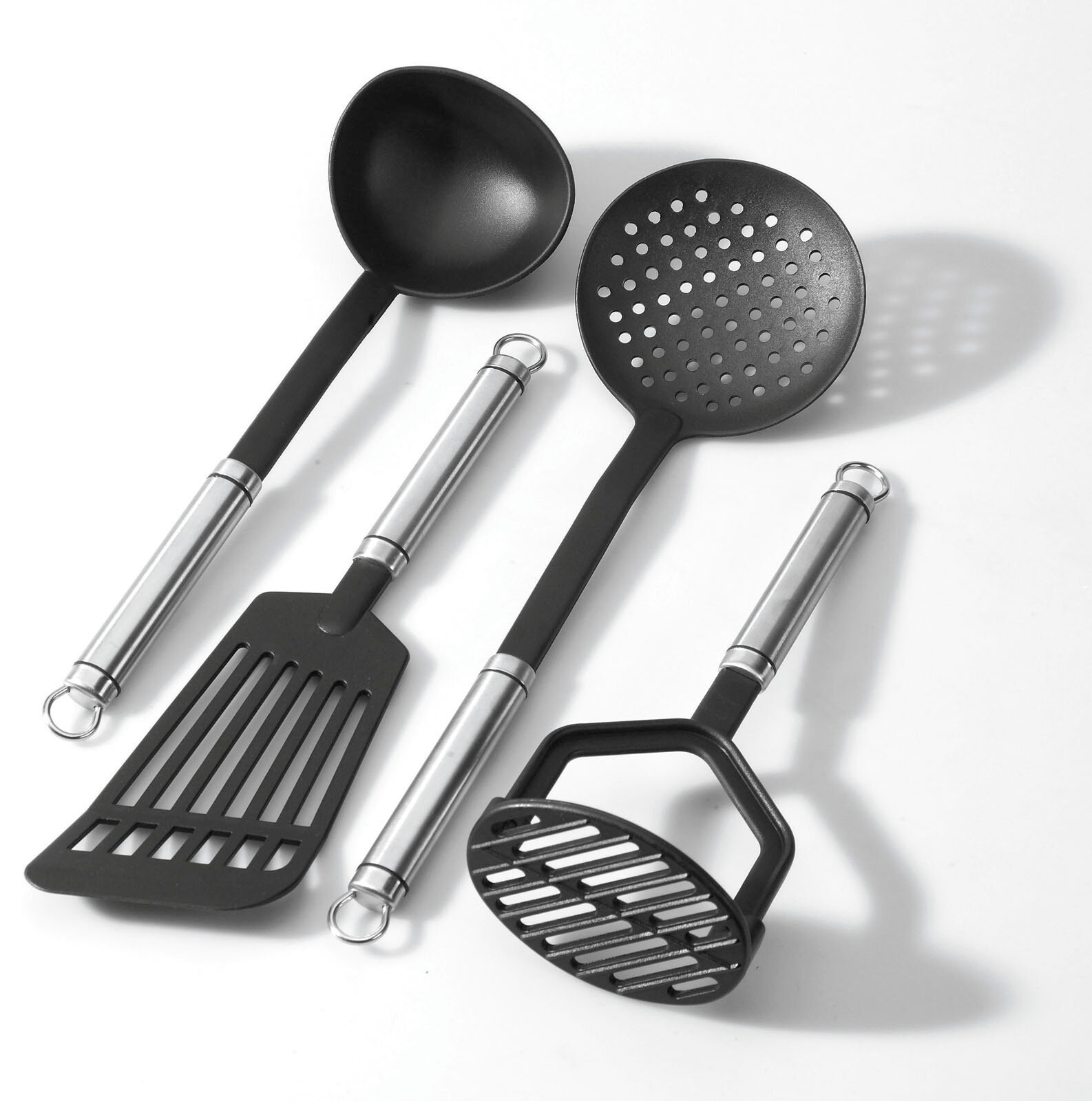 Küchenutensilien-Set bestehend aus einem Suppenschöpfer, einem Schaumlöffel, einem Pfannenwender und einem Kartoffelstampfer, aus schwarzem Nylon mit Edelstahlgriffen, aus der Vogelperspektive fotografiert.