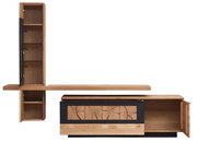 Frontale Ansicht einer modernen Wandkombination aus Holz mit offenen Schränken und dekorativen Elementen.