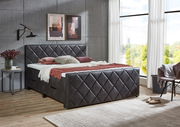 Boxbett mit gestepptem Kopf- und Fußteil in einem modernen Schlafzimmer, seitliche Perspektive
