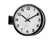 Schwarze Wanduhr im klassischen Design mit weißen Zifferblatt und schwarzen Zahlen, seitliche Perspektive